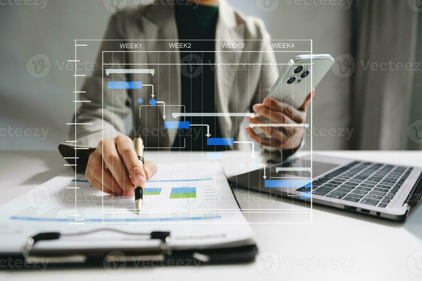 gerente de proyecto trabajando y actualizando tareas con hitos de planificación de progreso y diagrama de programación de diagramas de gantt. negocios que trabajan con teléfonos inteligentes, tabletas y computadoras portátiles foto