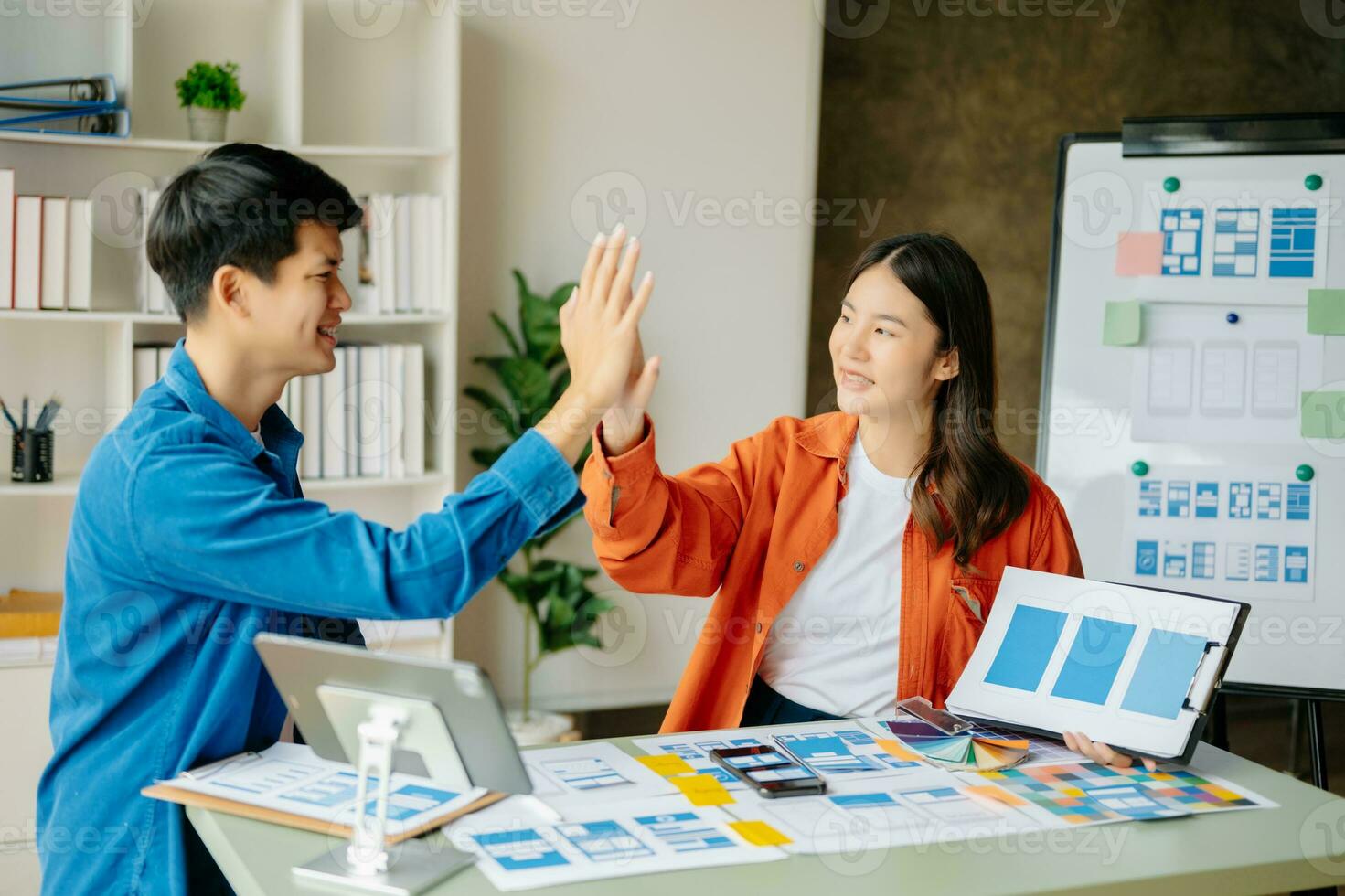 asiático empresario y mujer personas reunión en oficina. empleado idea genial y trabajo como equipo, plan y discutir proyecto por punto en papel y tableta. foto