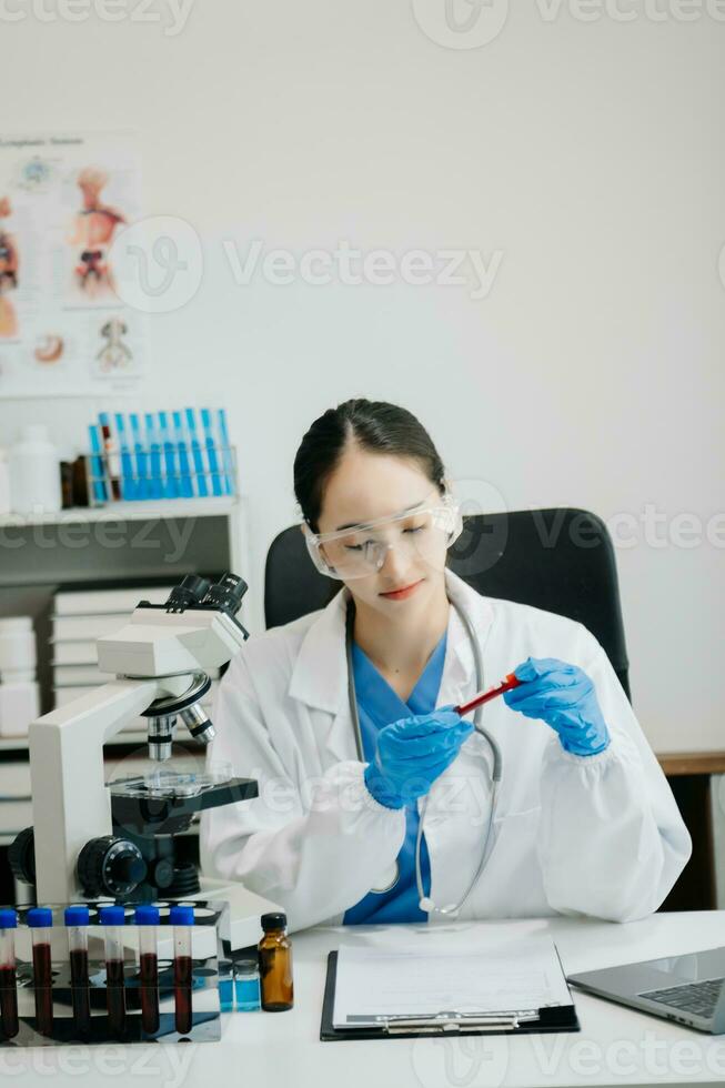 hembra científico trabajando con micro pipetas analizando bioquímico muestras, avanzado Ciencias químico laboratorio para medicamento. foto