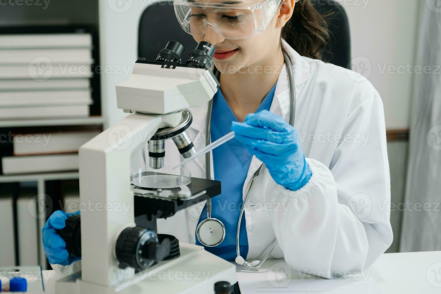 hembra científico trabajando con micro pipetas analizando bioquímico muestras, avanzado Ciencias químico laboratorio para medicamento. foto