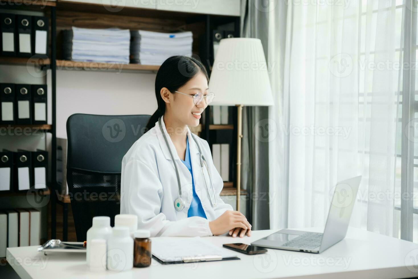 doctor en medicina trabajando a mano con una moderna interfaz de tableta digital como concepto de red médica foto