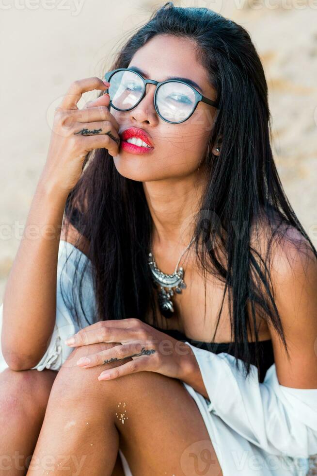 asiático mujer l posando en tropical playa en el noche. vistiendo boho blanco cubrir arriba,. foto