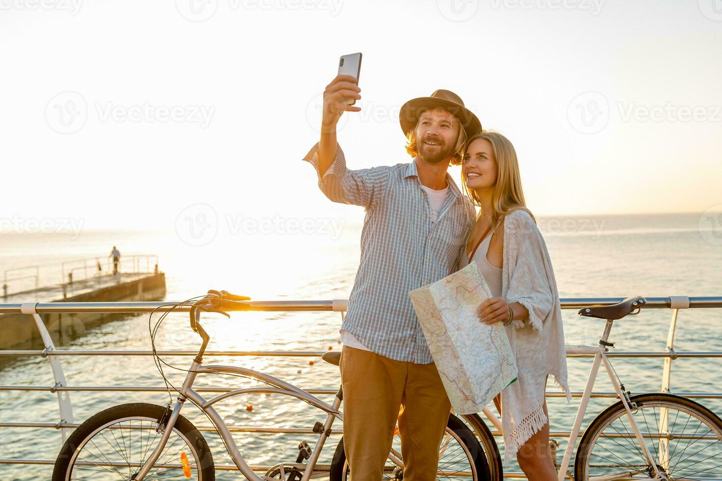 atractivo contento Pareja de viaje en verano en bicicletas foto