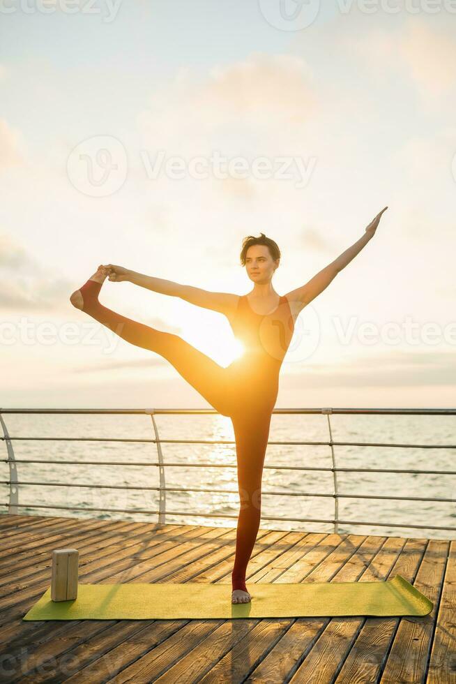 Mujer en forma haciendo ejercicio de estiramiento de yoga al aire