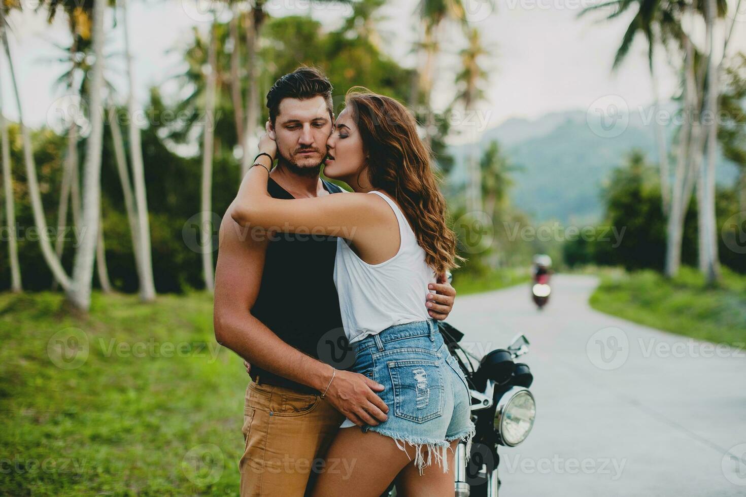 joven Pareja en amar, montando un motocicleta, abrazos, pasión, gratis espíritu, antiguo, inconformista, foto