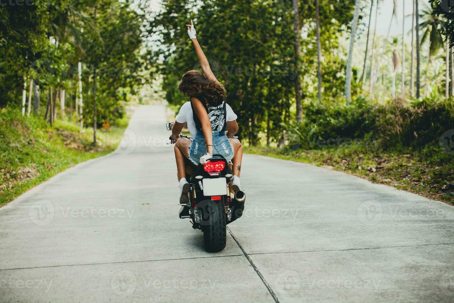 joven Pareja en amar, montando un motocicleta, abrazo, pasión, gratis espíritu foto