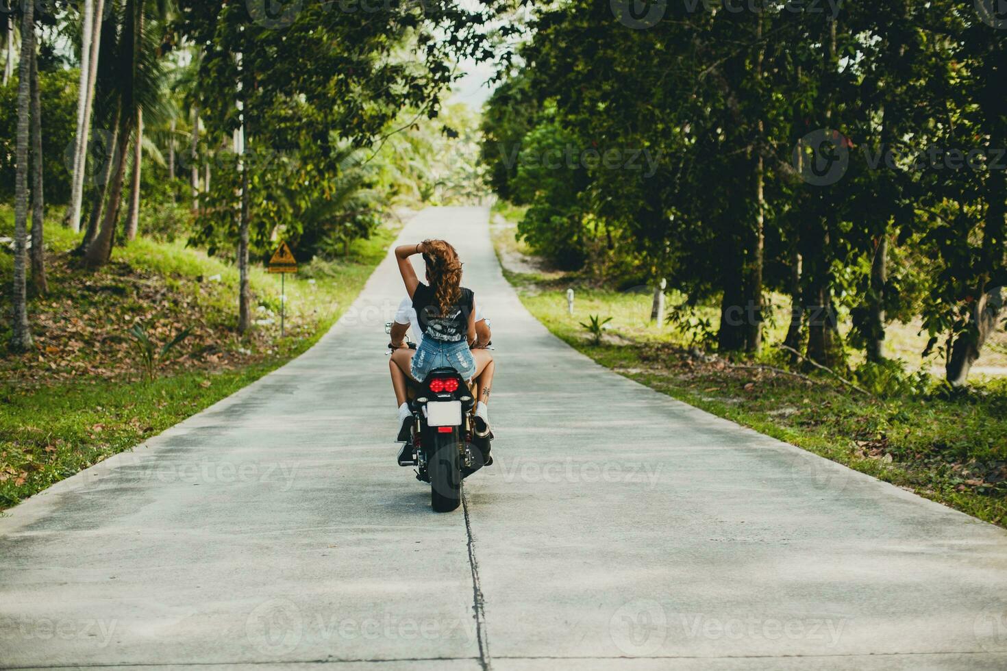 joven Pareja en amar, montando un motocicleta, abrazo, pasión, gratis espíritu foto