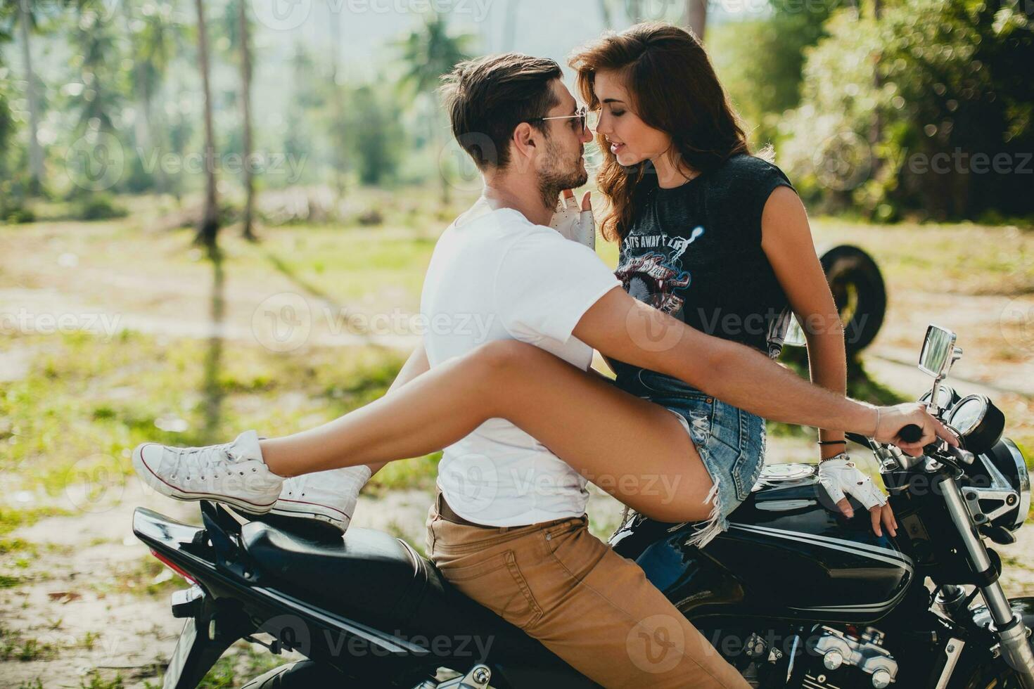 joven Pareja en amar, montando un motocicleta, abrazo, pasión, gratis espíritu foto