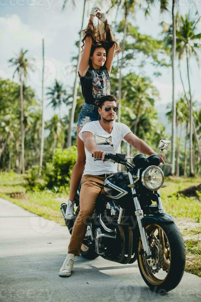 joven Pareja en amar, montando un motocicleta, abrazo, pasión, gratis espíritu foto