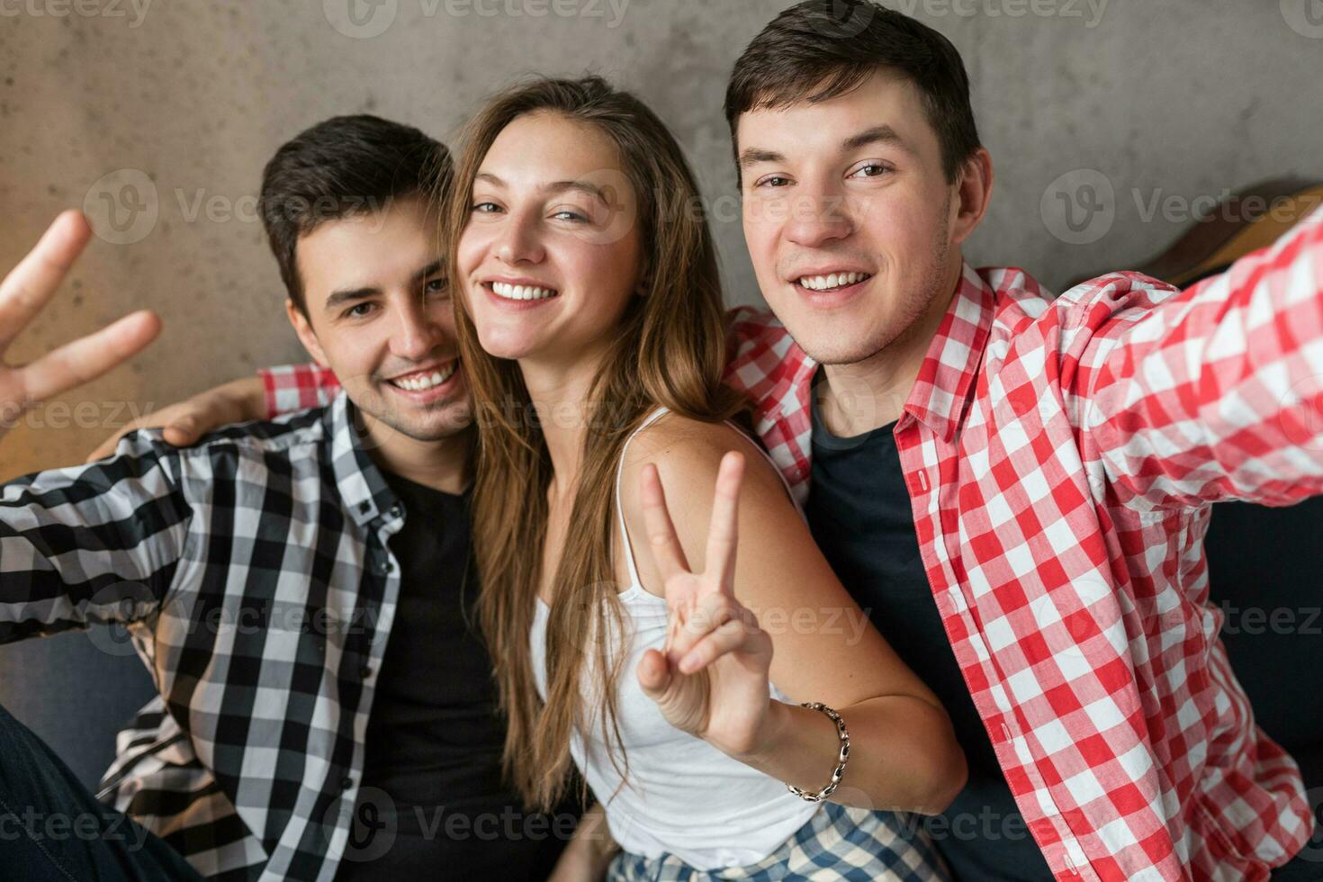 contento joven personas teniendo divertido, amigos fiesta a hogar foto