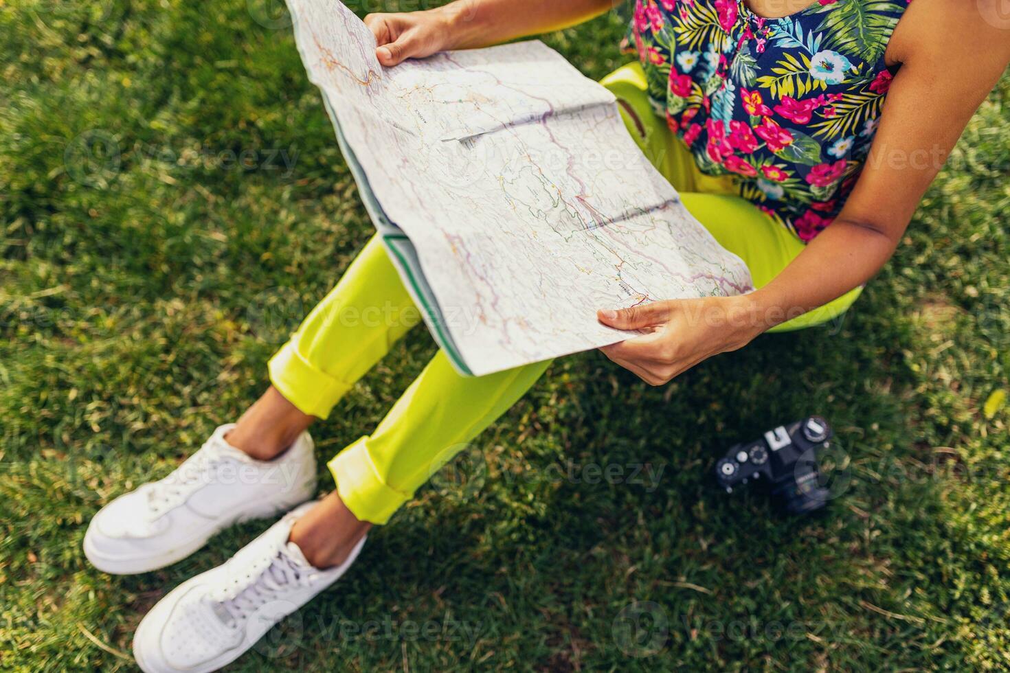 joven elegante negro mujer teniendo divertido en parque verano Moda estilo foto