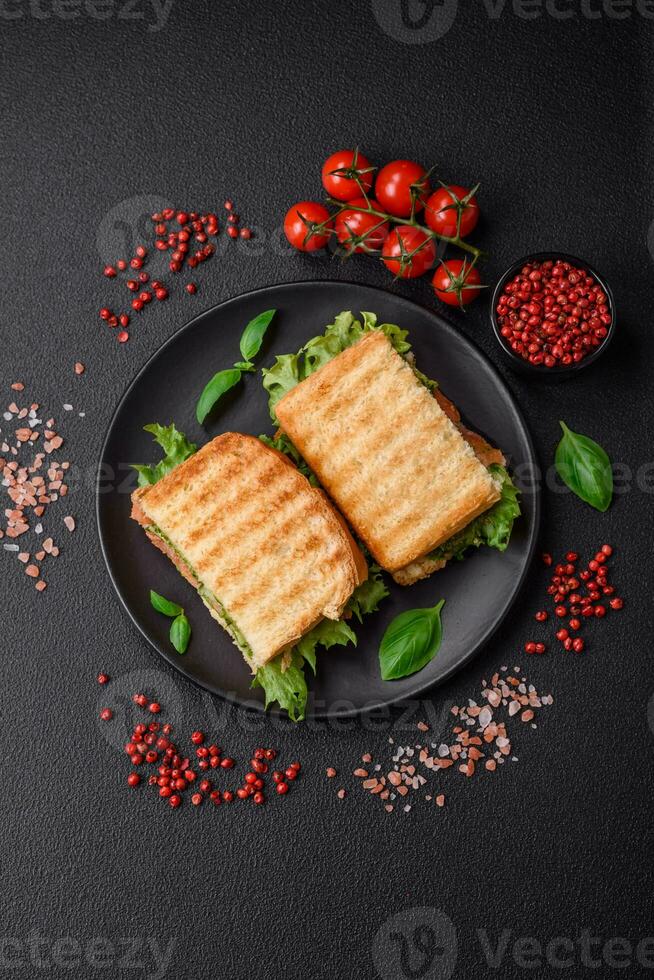 delicioso crujiente emparedado con tostada, salmón, palta, Tomates, sal, especias y hierbas foto