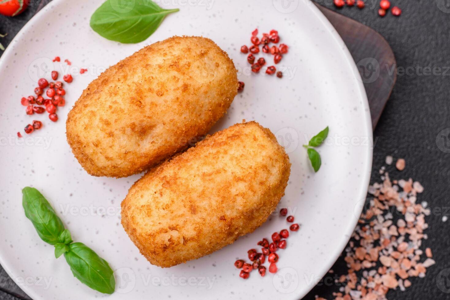 delicioso horneado patata chuleta relleno con pollo y verduras, especias y sal foto