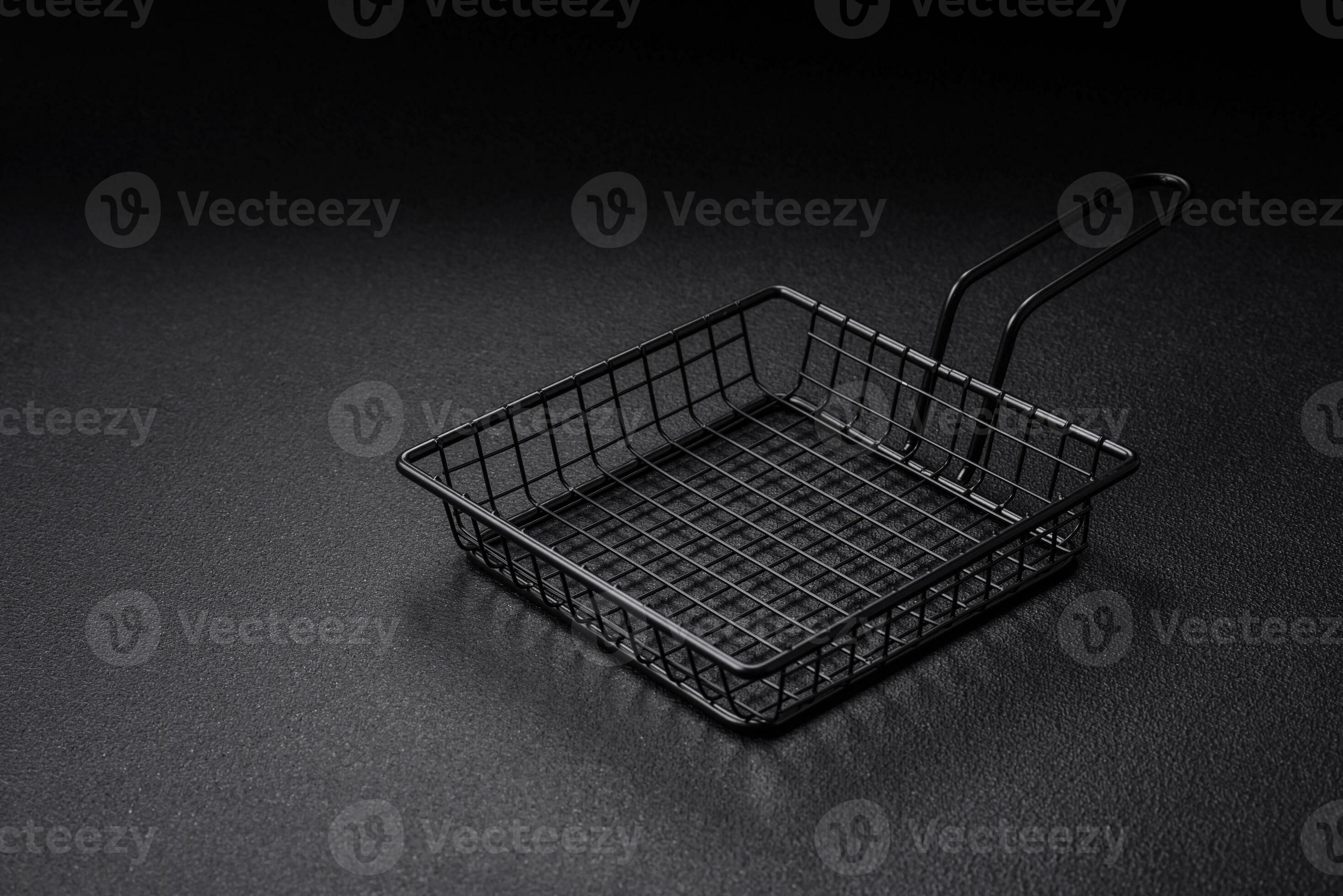 https://static.vecteezy.com/system/resources/previews/031/423/782/large_2x/a-black-mesh-or-basket-for-deep-frying-and-cooking-potatoes-in-boiling-oil-photo.jpg