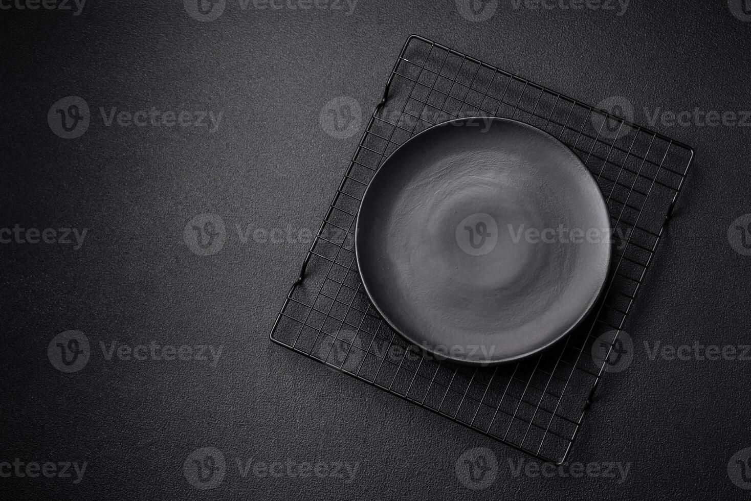 placa redonda de cerámica vacía sobre fondo de hormigón texturado oscuro foto