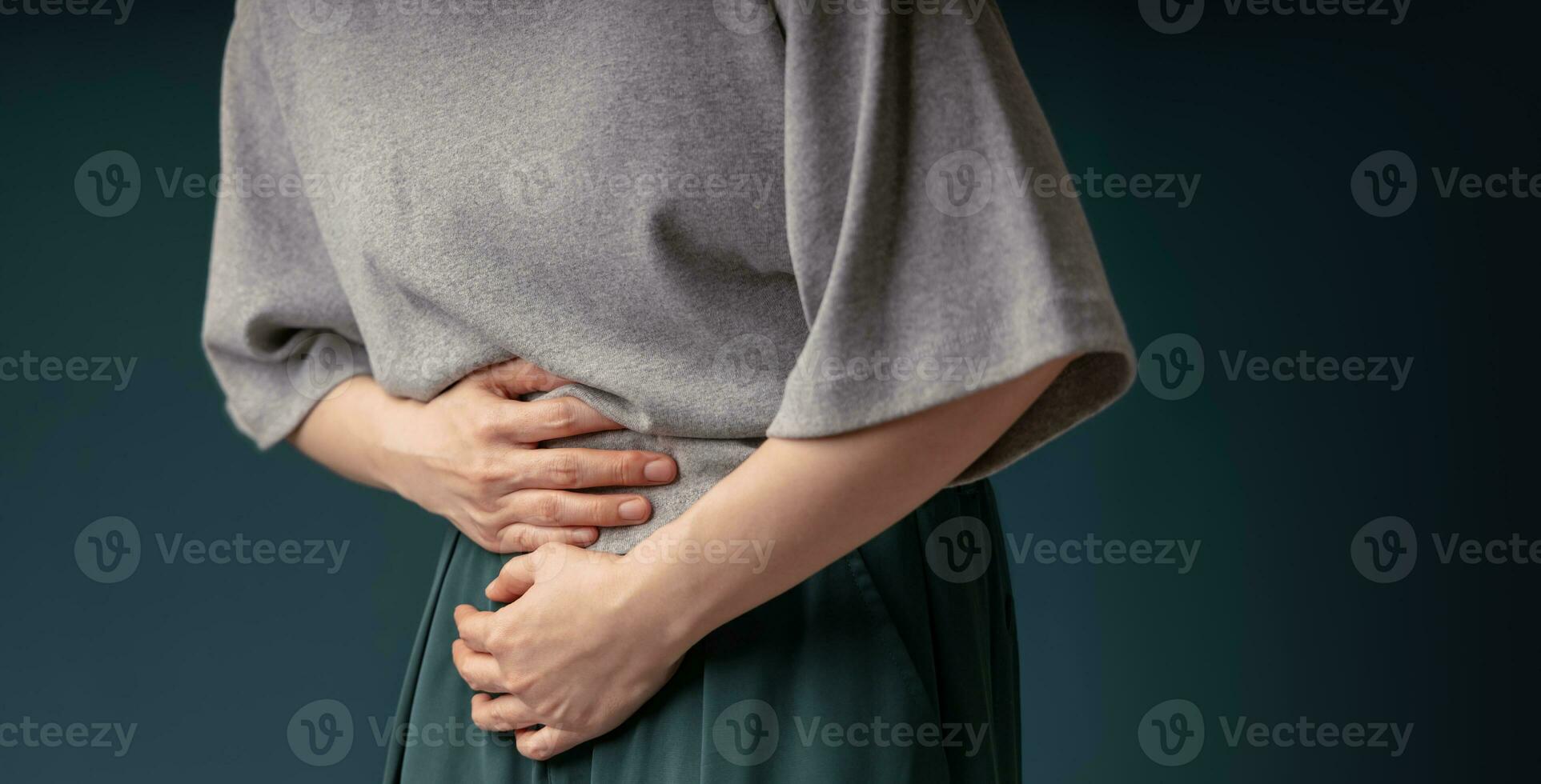 ovario y cervical cáncer. mujer conmovedor en inferior abdomen en dolor, hembra reproductivo sistema, útero, De las mujeres salud, pcos y ginecología foto