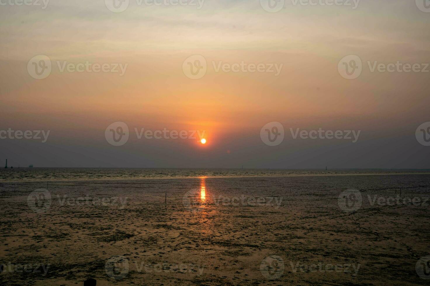 hermosa paisaje de puesta de sol en el noche con diferente tono fondo, bueno para general propósitos. foto