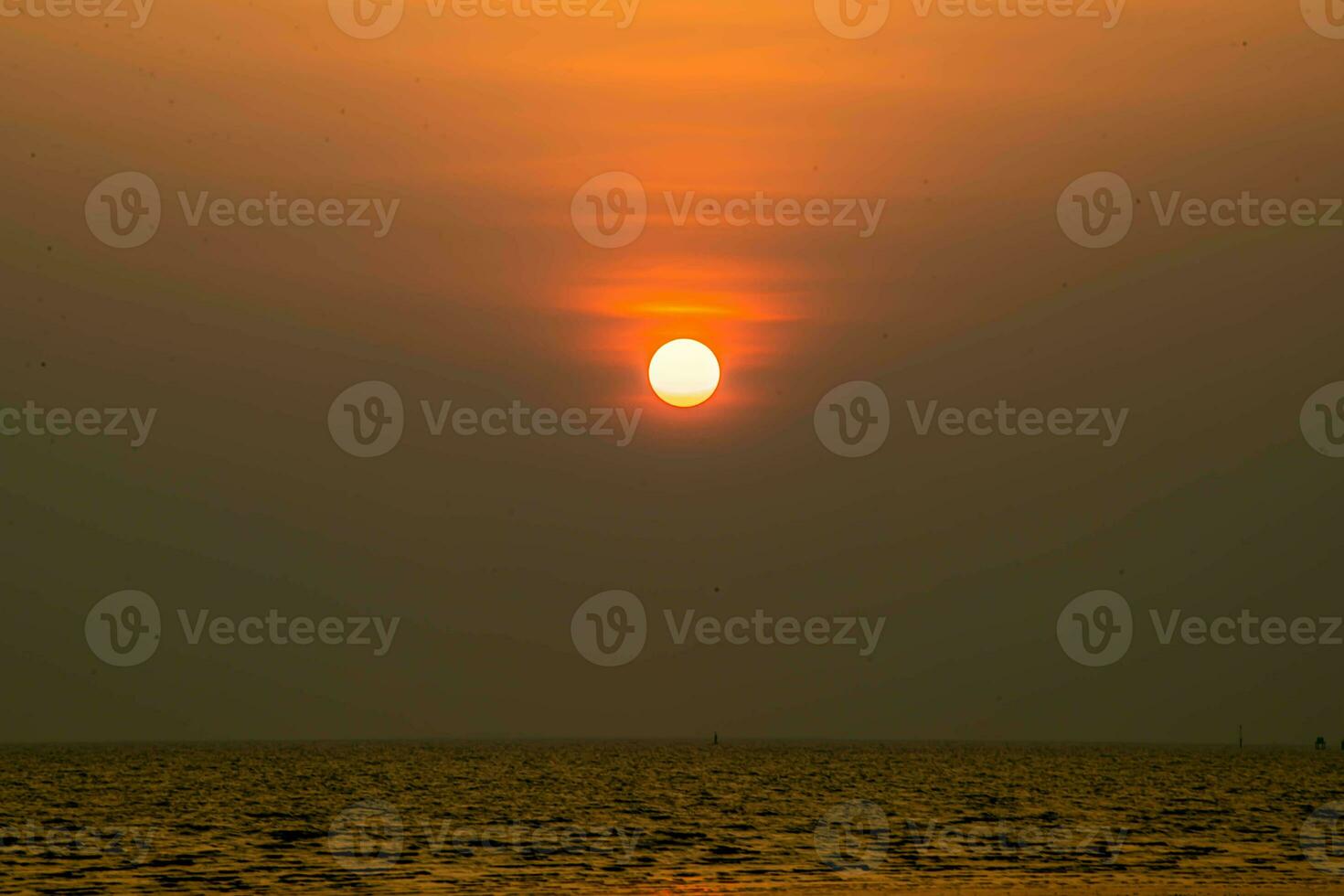 hermosa paisaje de puesta de sol en el noche con diferente tono fondo, bueno para general propósitos. foto