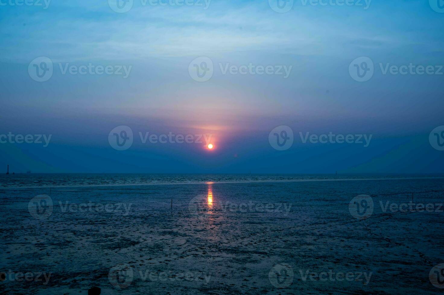 hermosa paisaje de puesta de sol en el noche con diferente tono fondo, bueno para general propósitos. foto