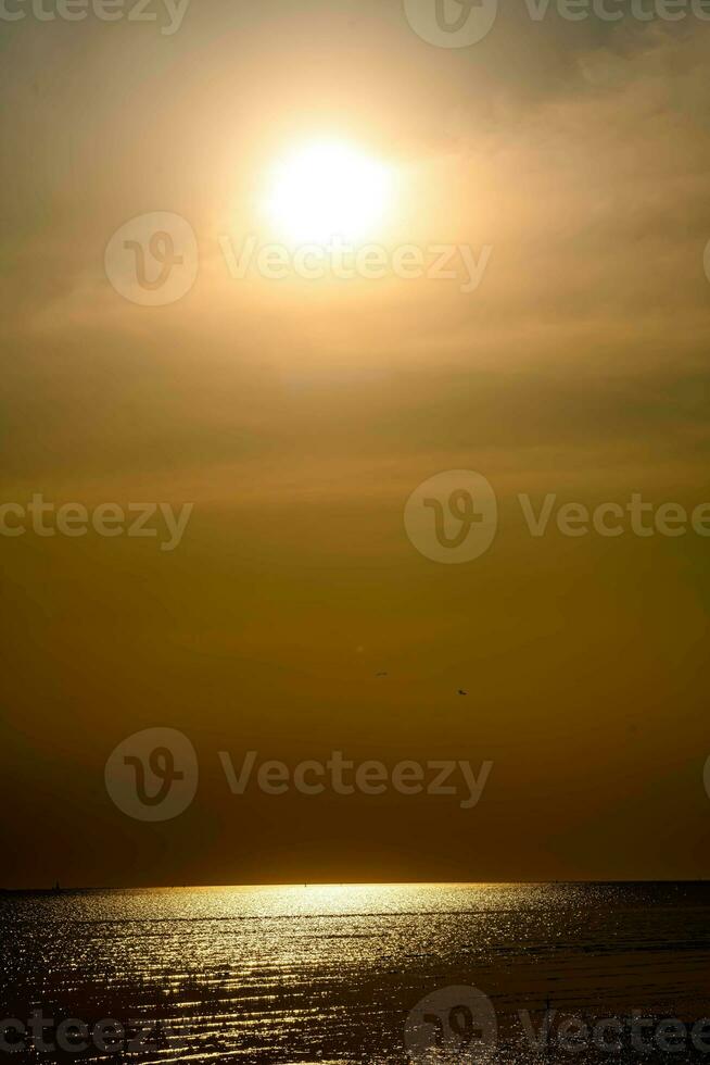 hermosa paisaje de puesta de sol en el noche con diferente tono fondo, bueno para general propósitos. foto