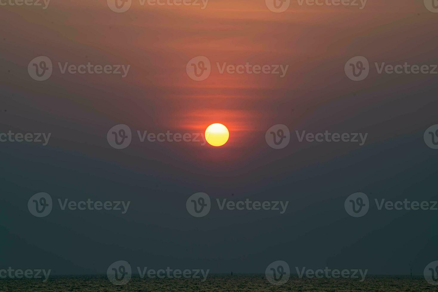 hermosa paisaje de puesta de sol en el noche con diferente tono fondo, bueno para general propósitos. foto