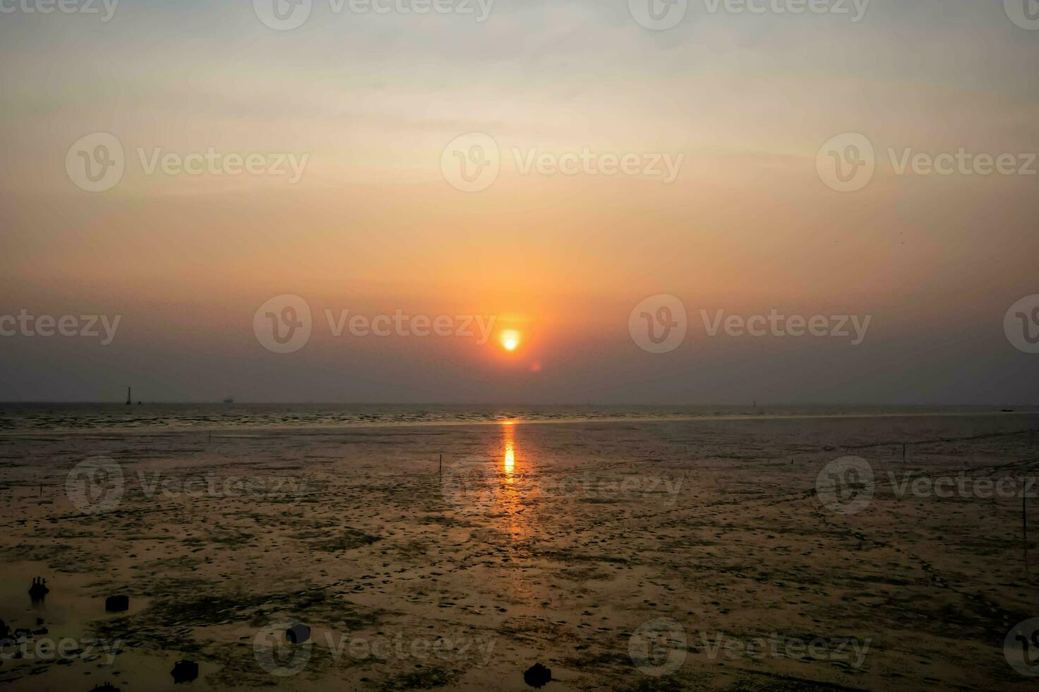 hermosa paisaje de puesta de sol en el noche con diferente tono fondo, bueno para general propósitos. foto