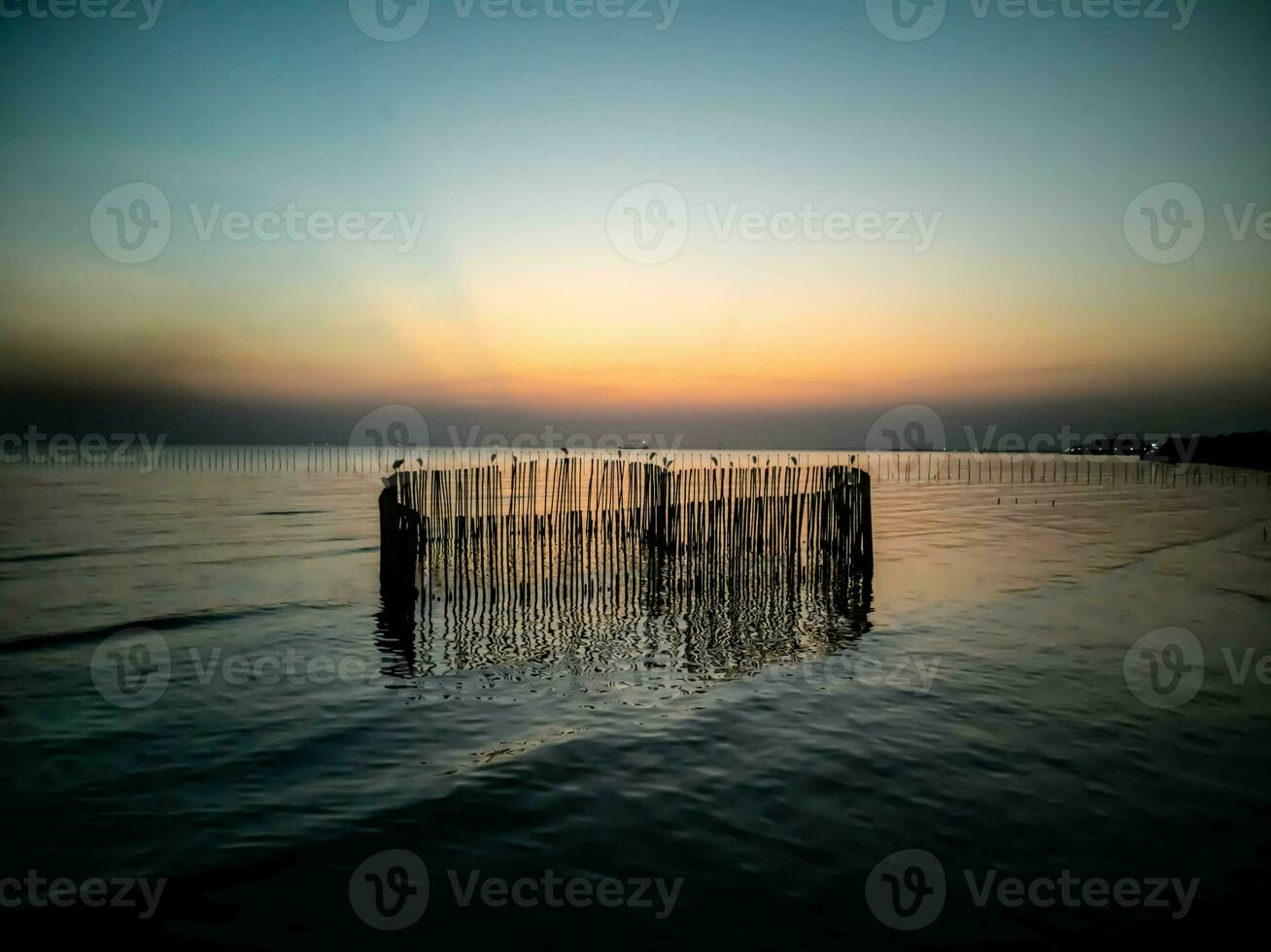 hermosa paisaje de puesta de sol en el noche con diferente tono fondo, bueno para general propósitos. foto