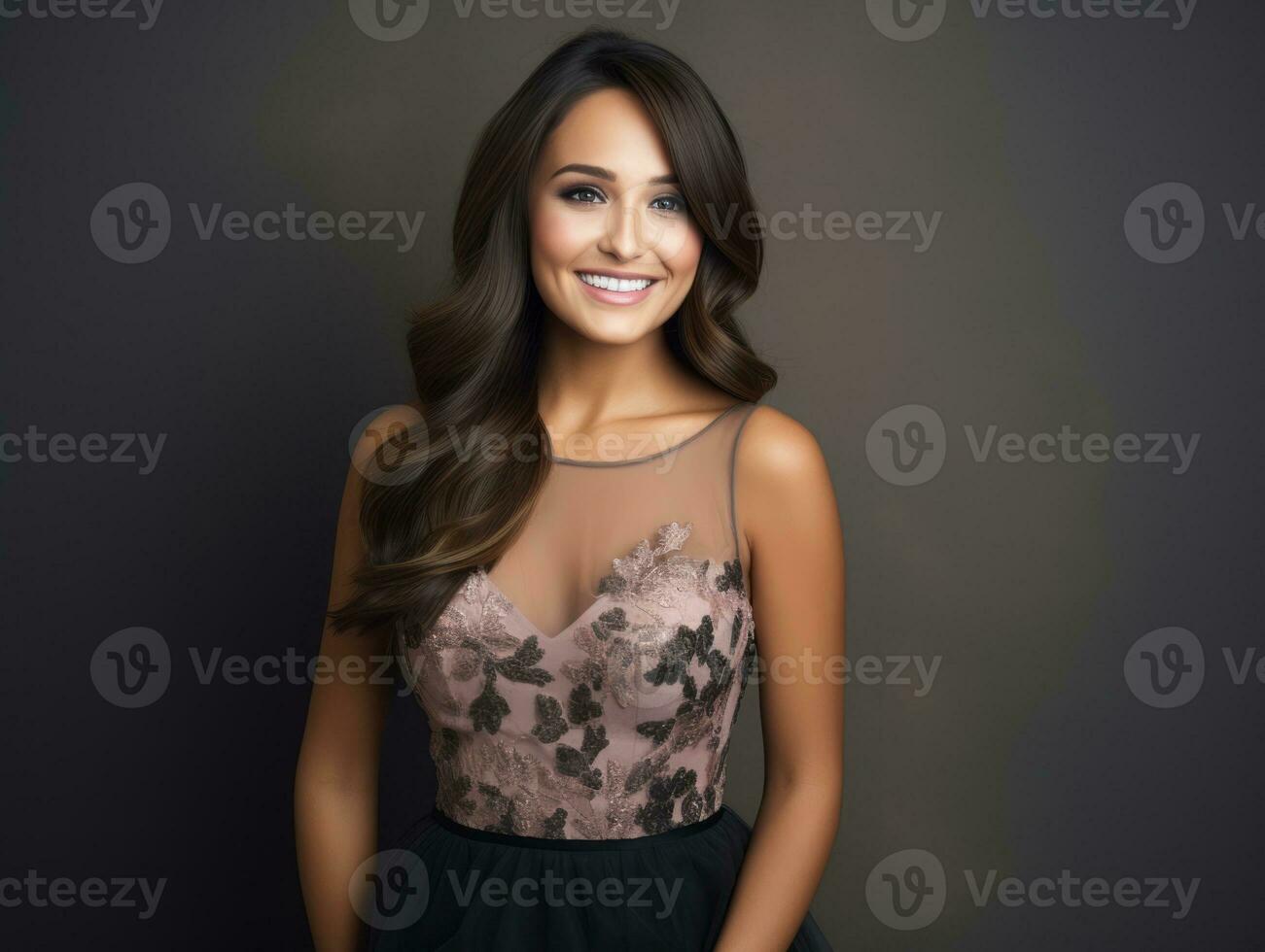 sonriente joven mujer de mexicano descendencia vestido en elegante vestir en gris antecedentes ai generativo foto