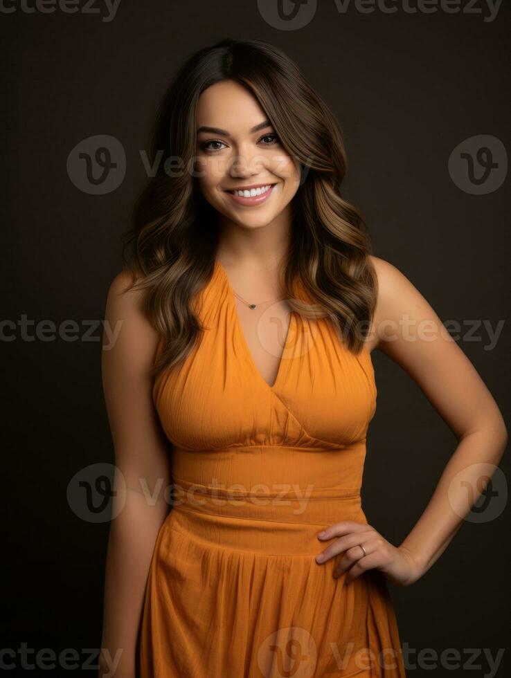 sonriente joven mujer de mexicano descendencia vestido en elegante vestir en gris antecedentes ai generativo foto