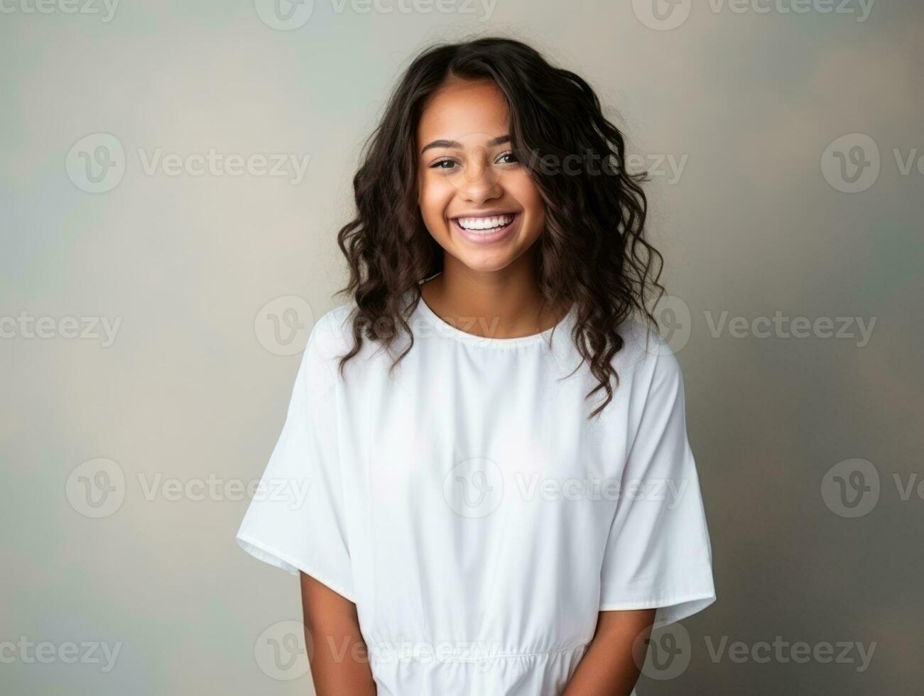 sonriente joven mujer de mexicano descendencia vestido en elegante vestir en gris antecedentes ai generativo foto