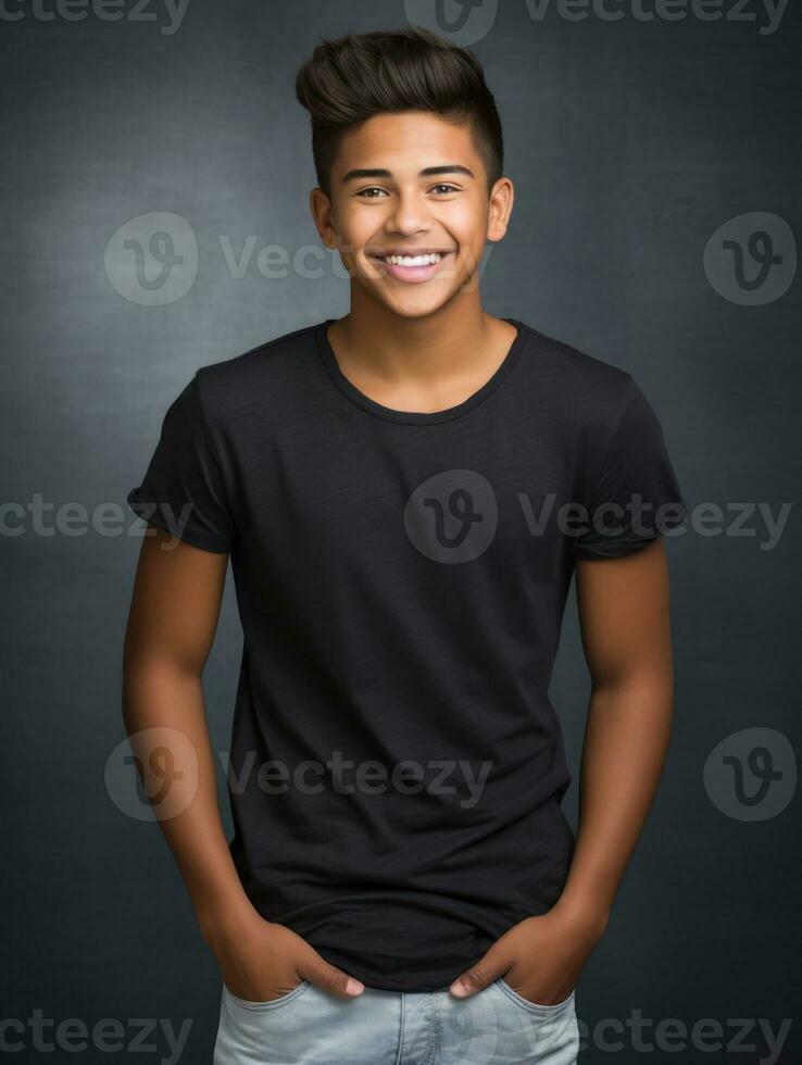 sonriente joven hombre de mexicano descendencia en contra neutral antecedentes ai generativo foto