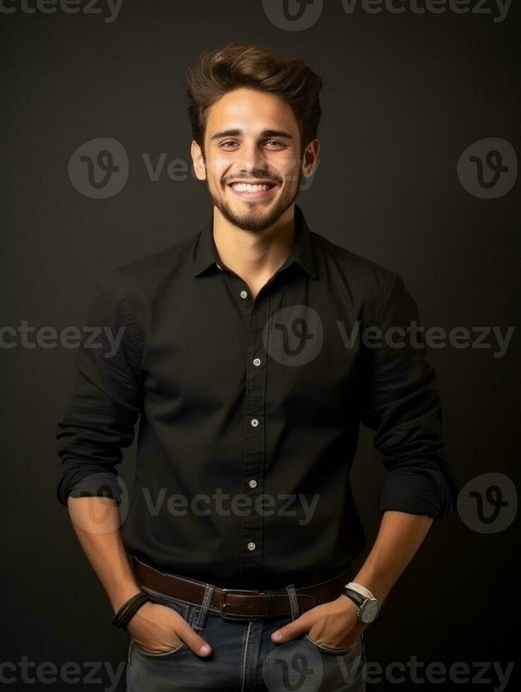 sonriente joven hombre de mexicano descendencia en contra neutral antecedentes ai generativo foto