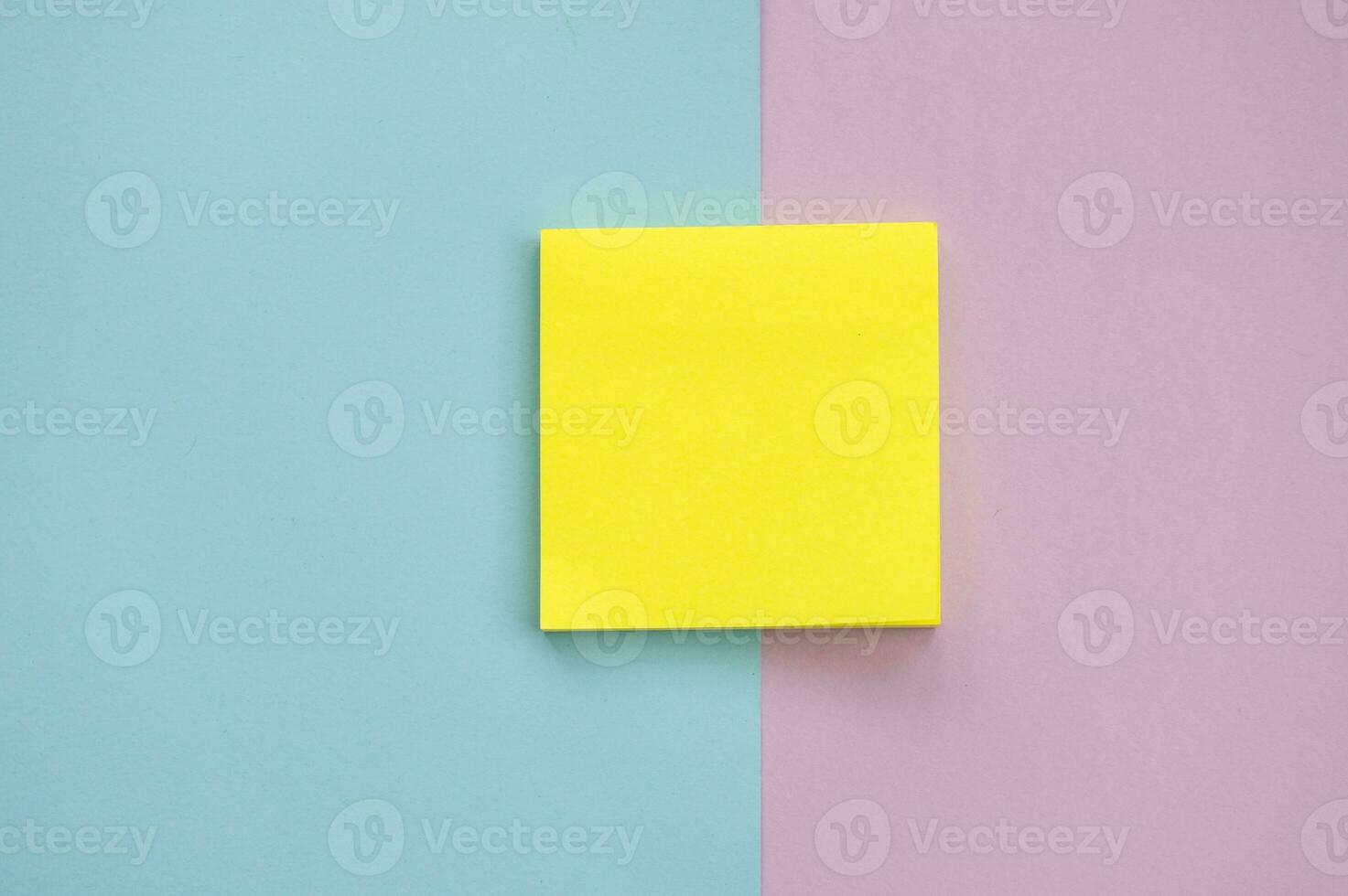 parte superior ver de amarillo hojas pegatinas en un azul y púrpura antecedentes Bosquejo con un cuaderno , hojas para notas foto