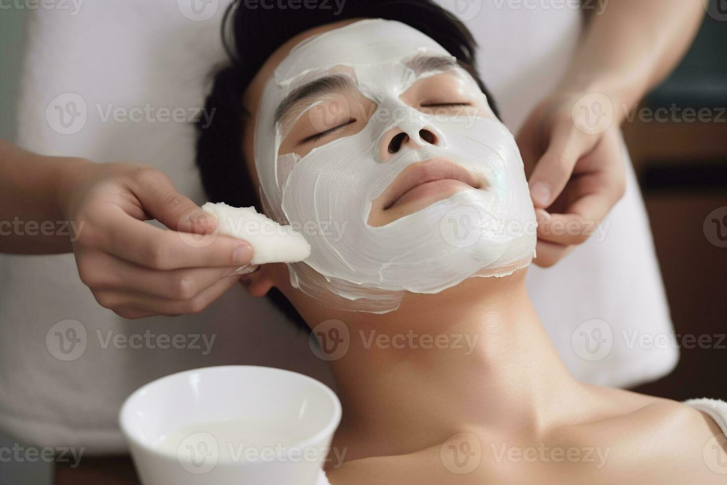 empleado aplicando facial máscara en joven cara protección de la piel en spa tratamiento . spa y belleza concepto.creado con generativo ai tecnología. foto