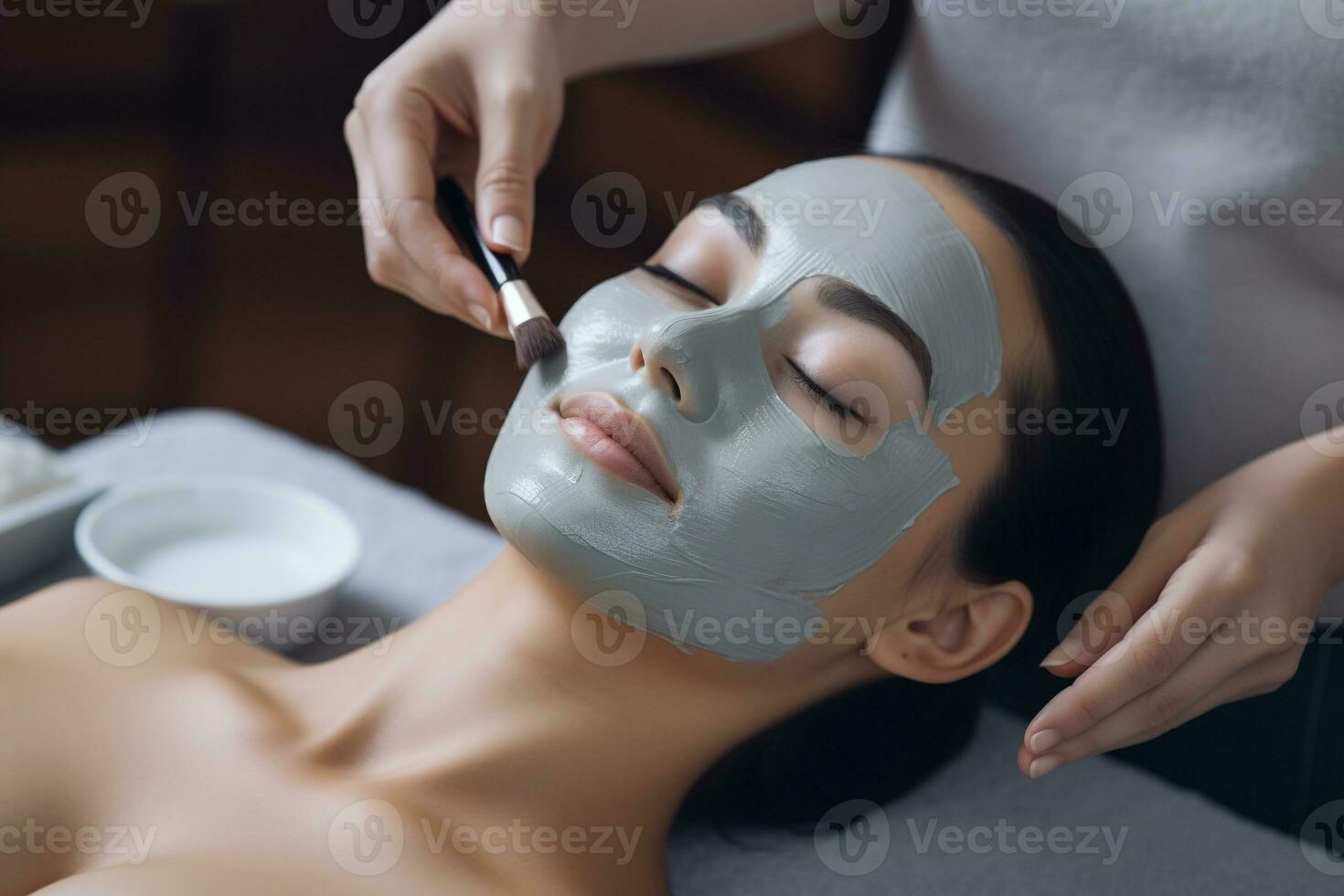 empleado aplicando facial máscara en joven cara protección de la piel en spa tratamiento . spa y belleza concepto.creado con generativo ai tecnología. foto