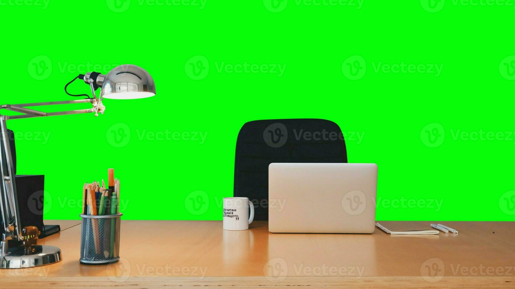 Optimize your workspace with an adjustable greenscreen environment at your work desk. Achieve the perfect setup for enhanced productivity and creativity photo