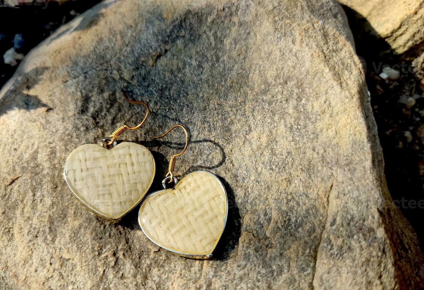 elegant handmade resin jewelry, epoxy resin heart-shaped earrings photo