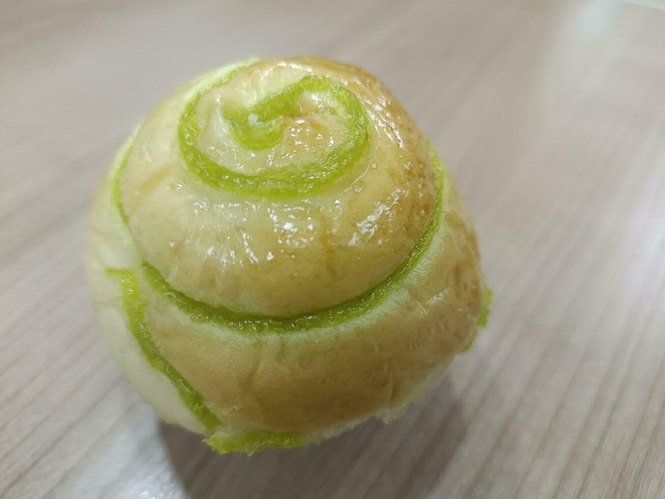 comida y panadería, bollo un pan llenar con pandan lactoso crema foto