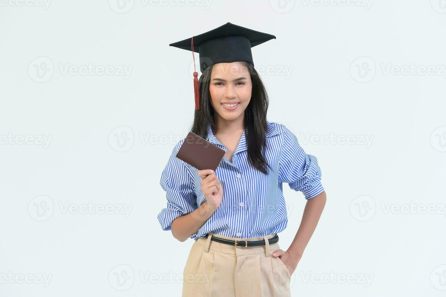 retrato de contento hermosa mujer en graduación vestido terminado blanco antecedentes foto