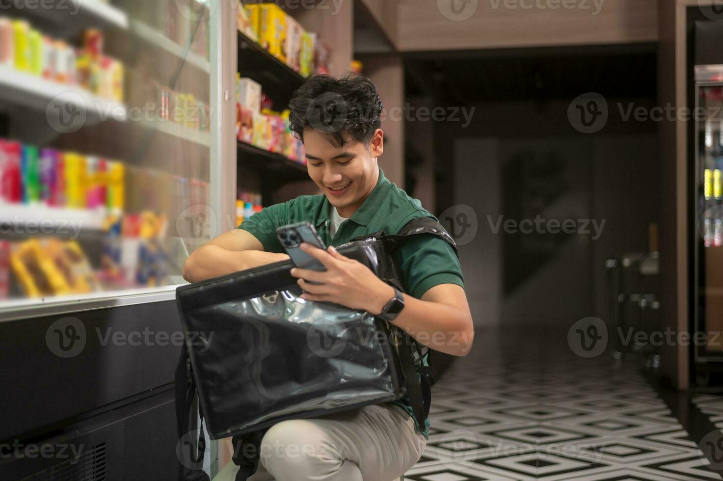 un asiático hombre entrega elegir bienes desde en línea orden en supermercado , en línea entrega Servicio concepto foto