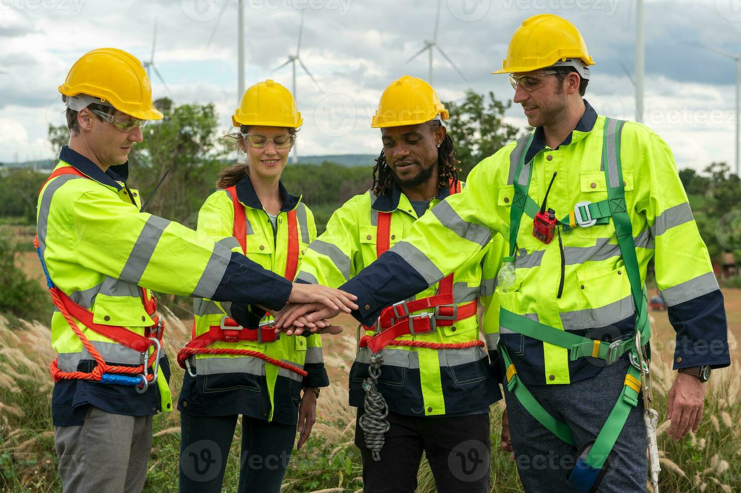 Ingenieria personas son reunión a eléctrico turbinas campo, Ingenieria gente, corporativo laboral, trabajo en equipo concepto foto