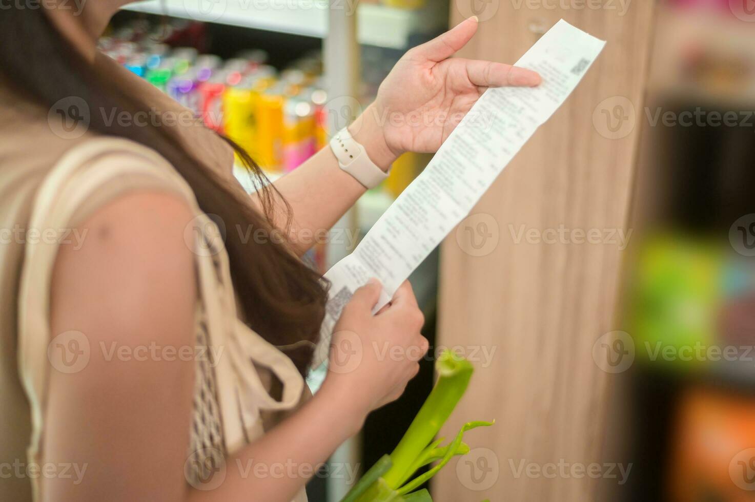 un joven asiático mujer compras en supermercado , concepto de ciudad vida estilo de vida foto