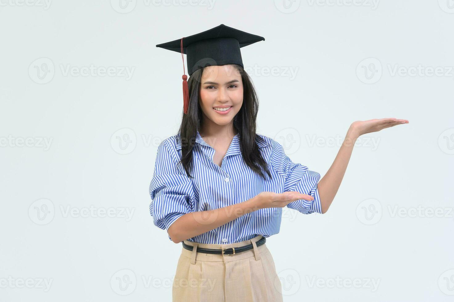 retrato de contento hermosa mujer en graduación vestido terminado blanco antecedentes foto