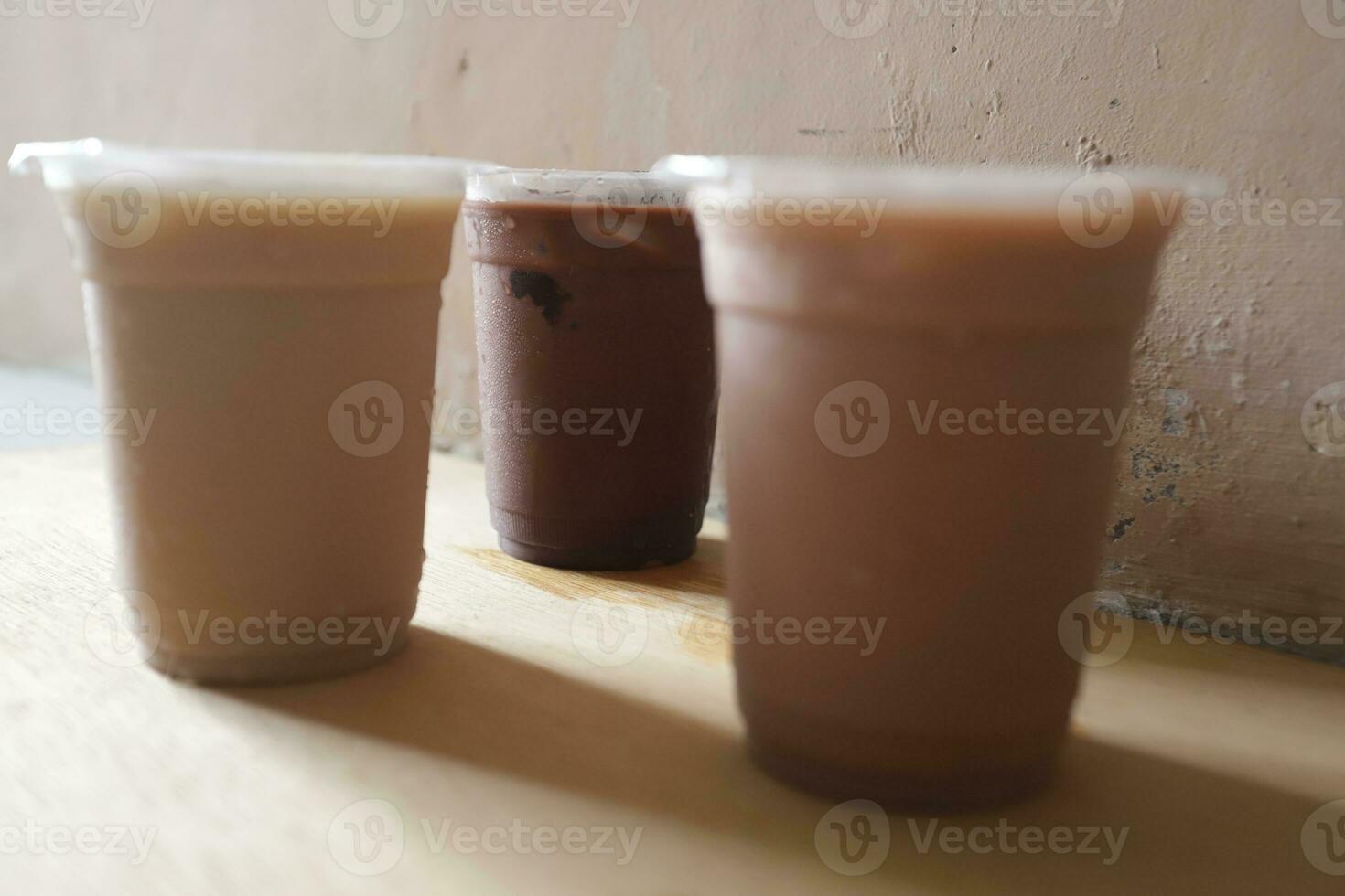 Tres botellas de chocolate hielo foto