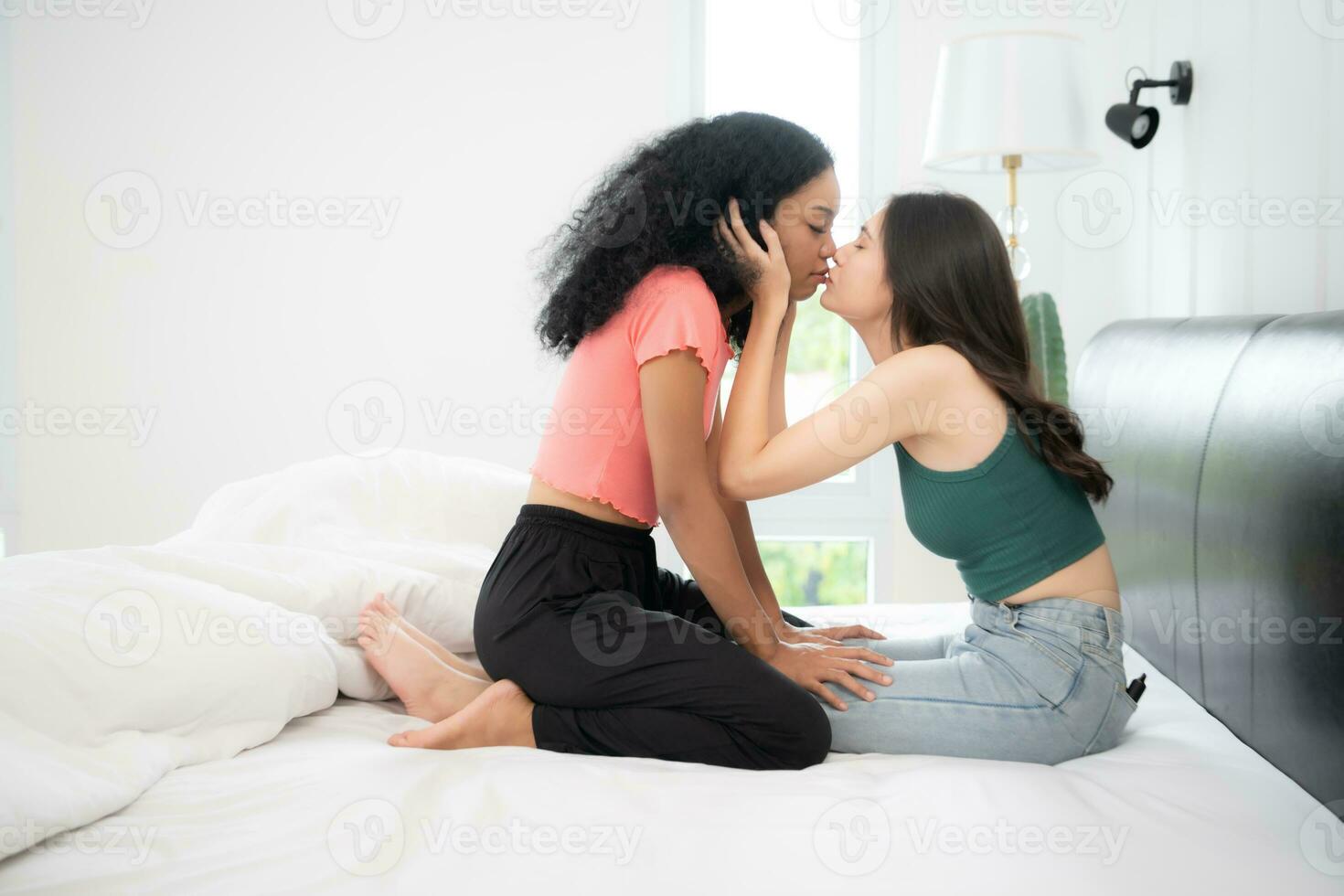 joven africano americano mujer besos su amigo en el labios. foto