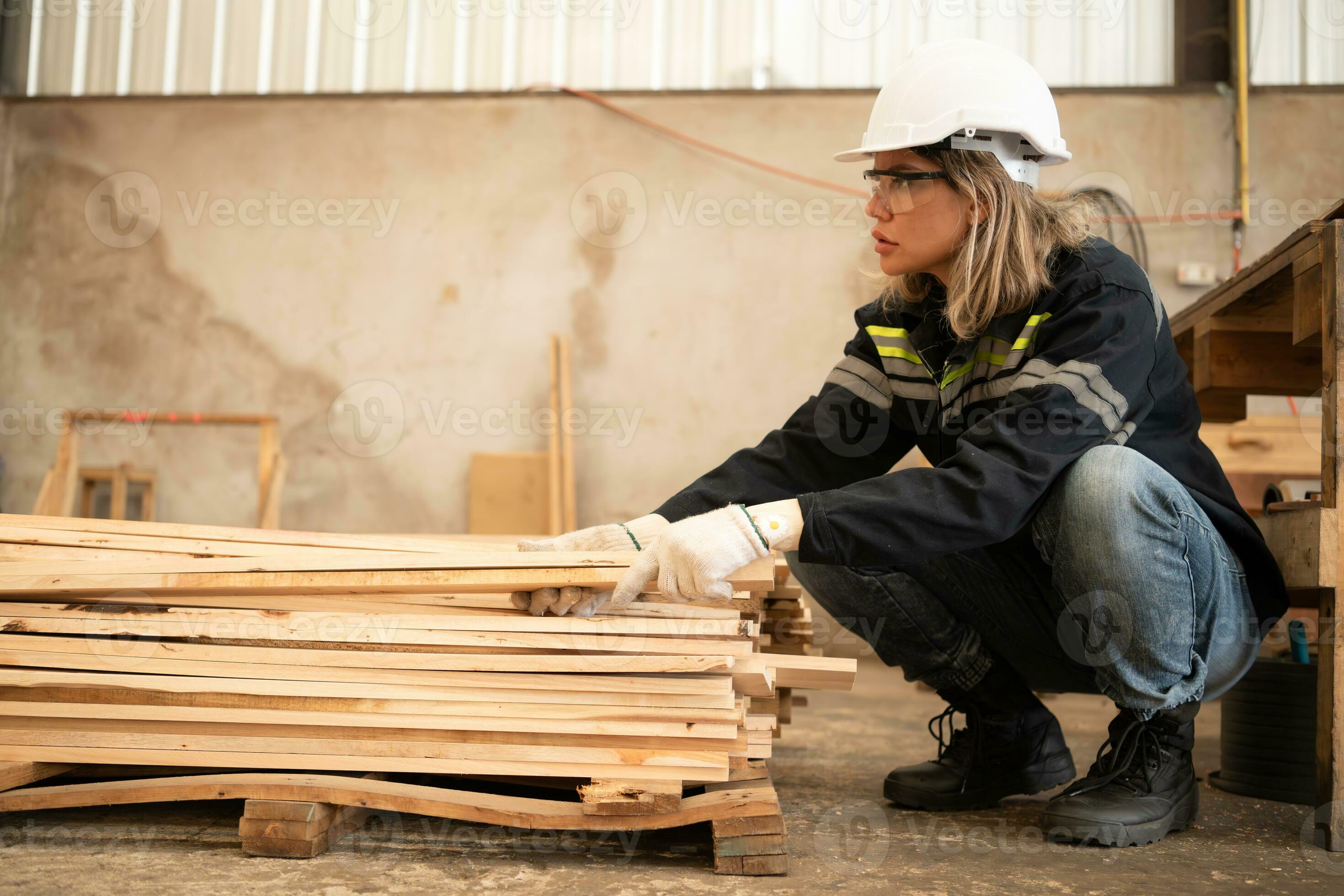 persona trabajando, carpintero ajusta las maderas con los sargentos Stock  Photo