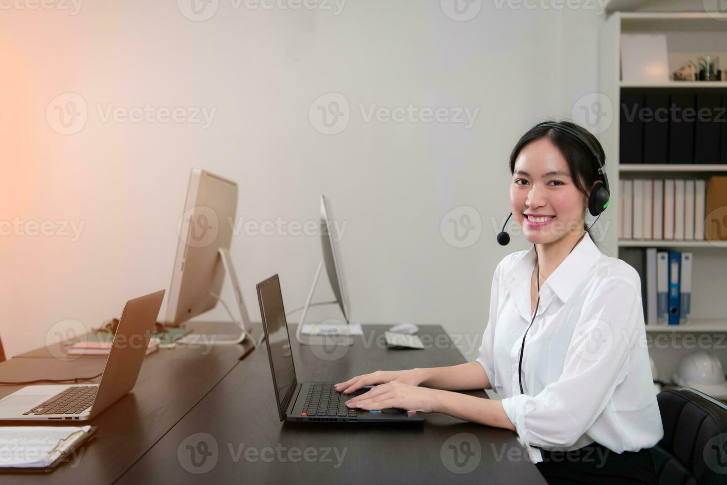 retrato de negocio personas vistiendo auriculares trabajando activamente en oficina. llamada centro, telemercadeo, cliente apoyo agente proporcionar Servicio en teléfono vídeo conferencia llamar. foto