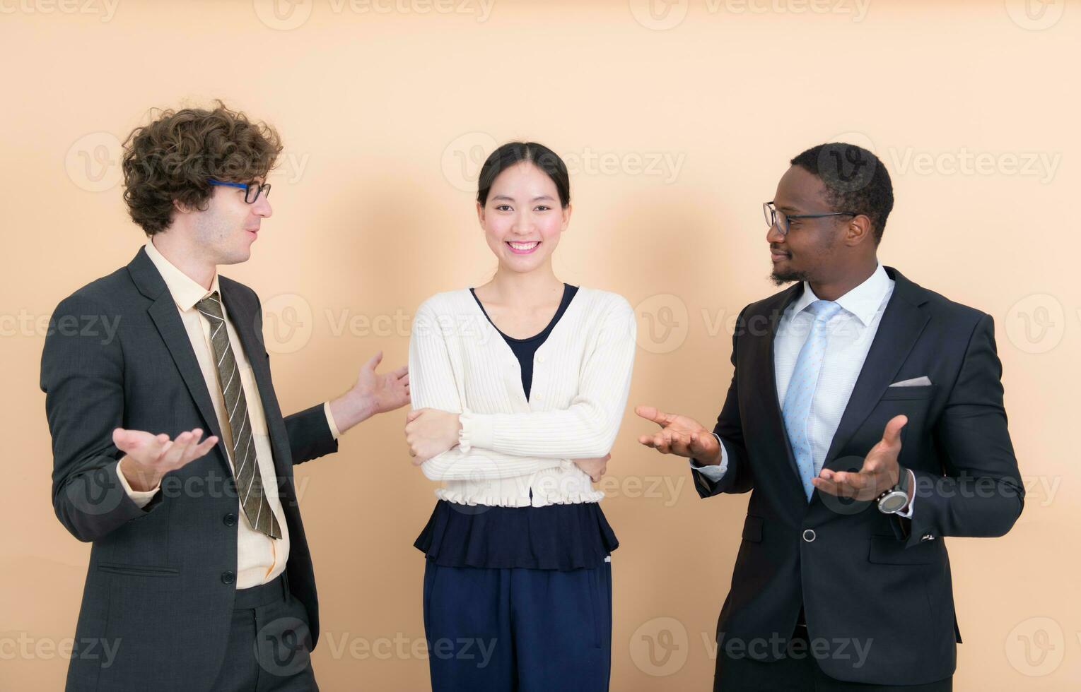 retrato de confidente negocio equipo en pie en oficina. multiétnico grupo. foto