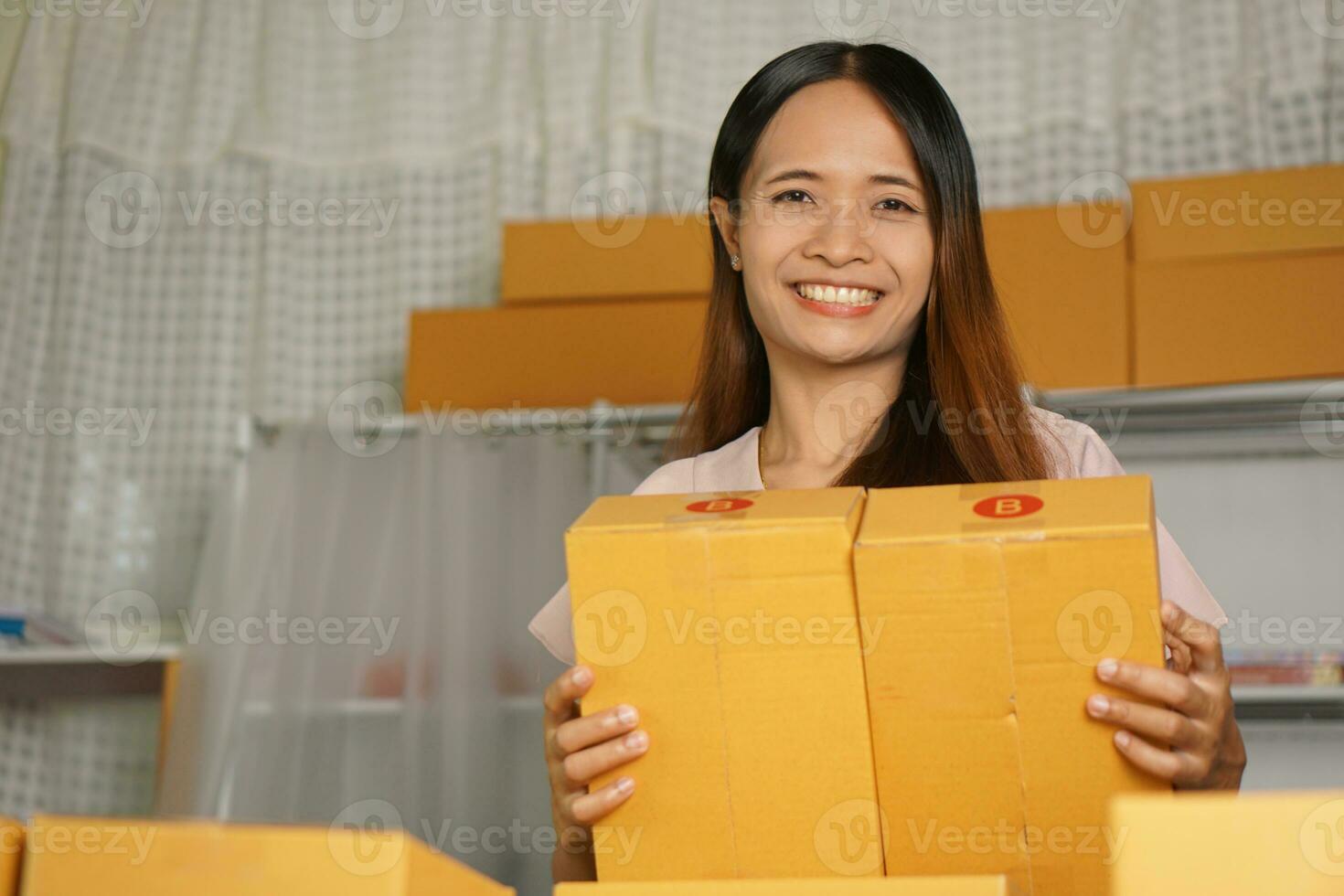 Online sellers are happy because there is a large number of orders coming in. photo