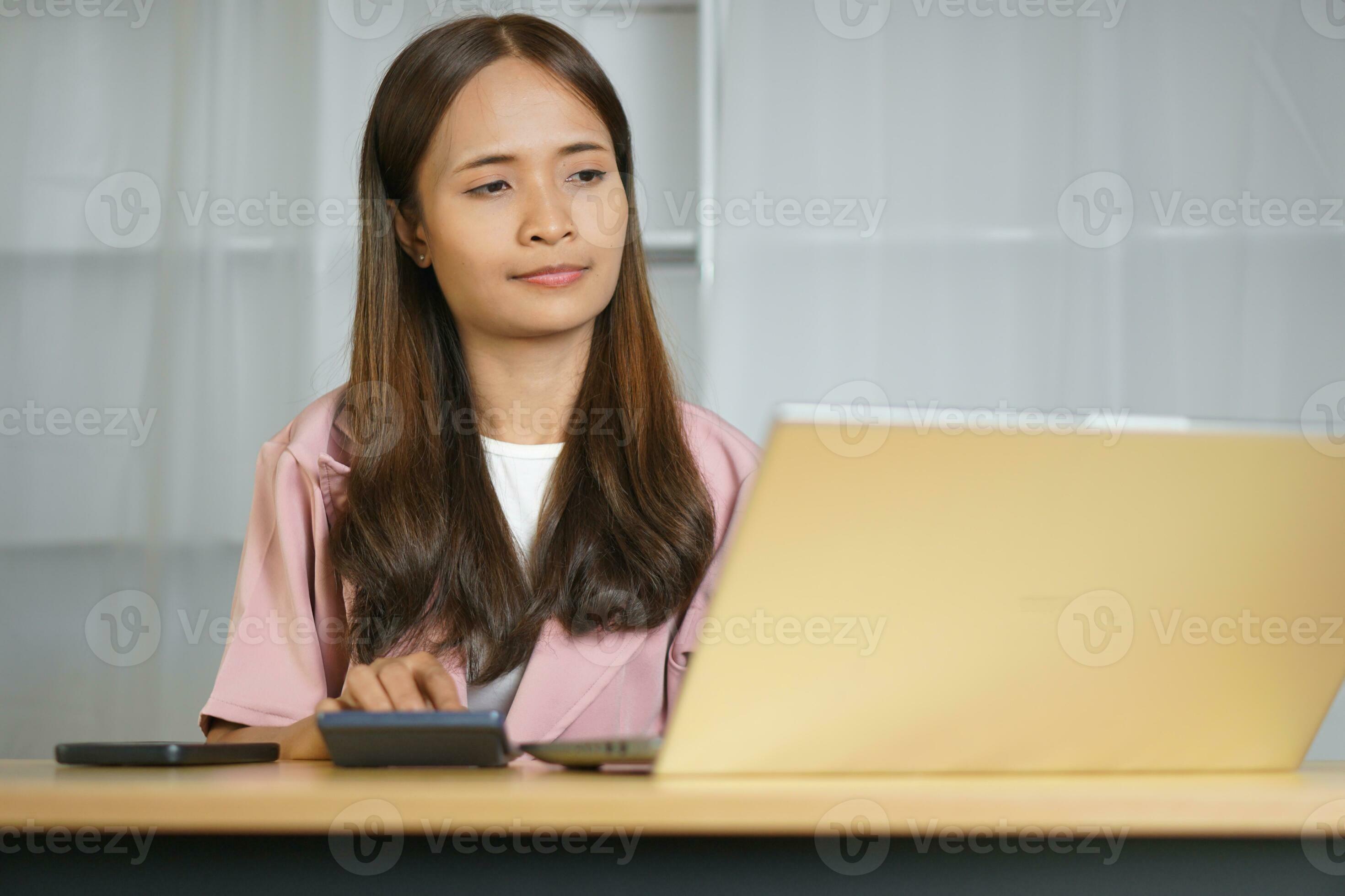Online sellers use computers to respond to customer messages. 31609535